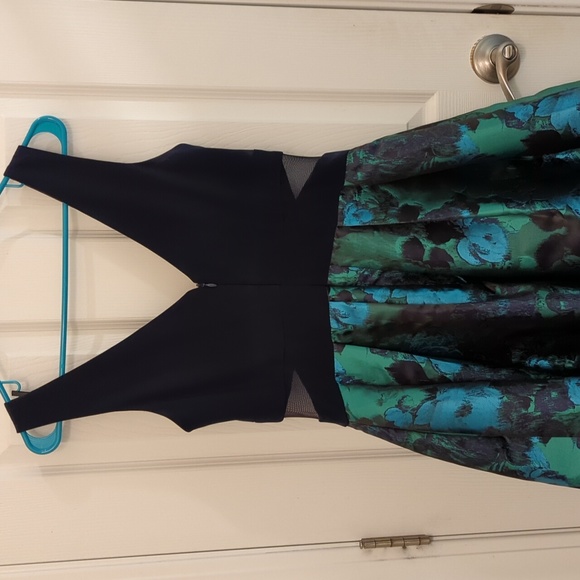 Sleeveless dress - Picture 3 of 3